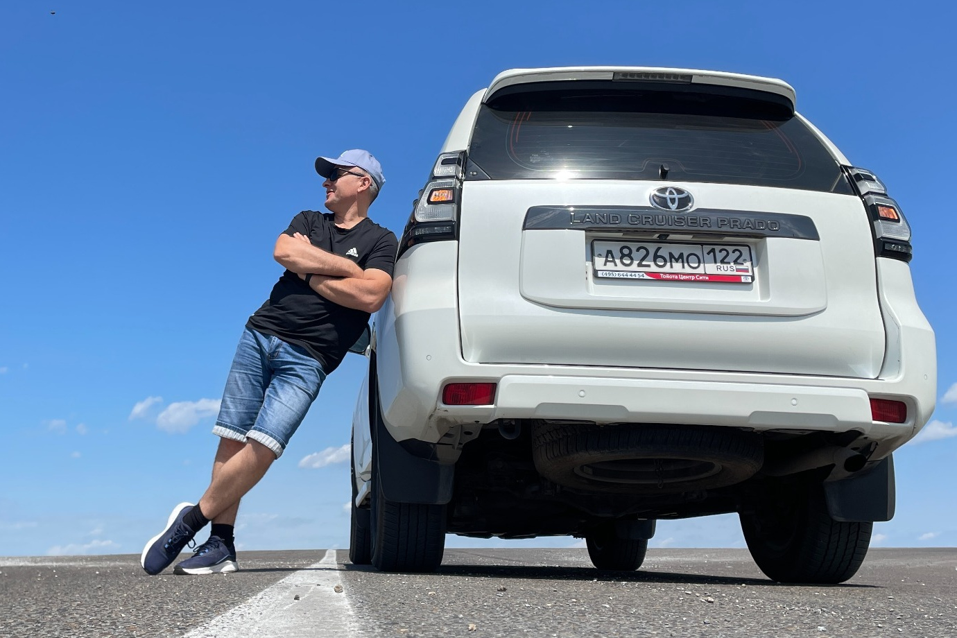 Анатолий Васин рядом с Land Cruiser Prado